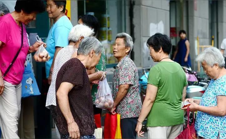 一、案件核心定性（一句话说清）
 
超市老板李某，以免费领鸡蛋引流博取信任，完全
