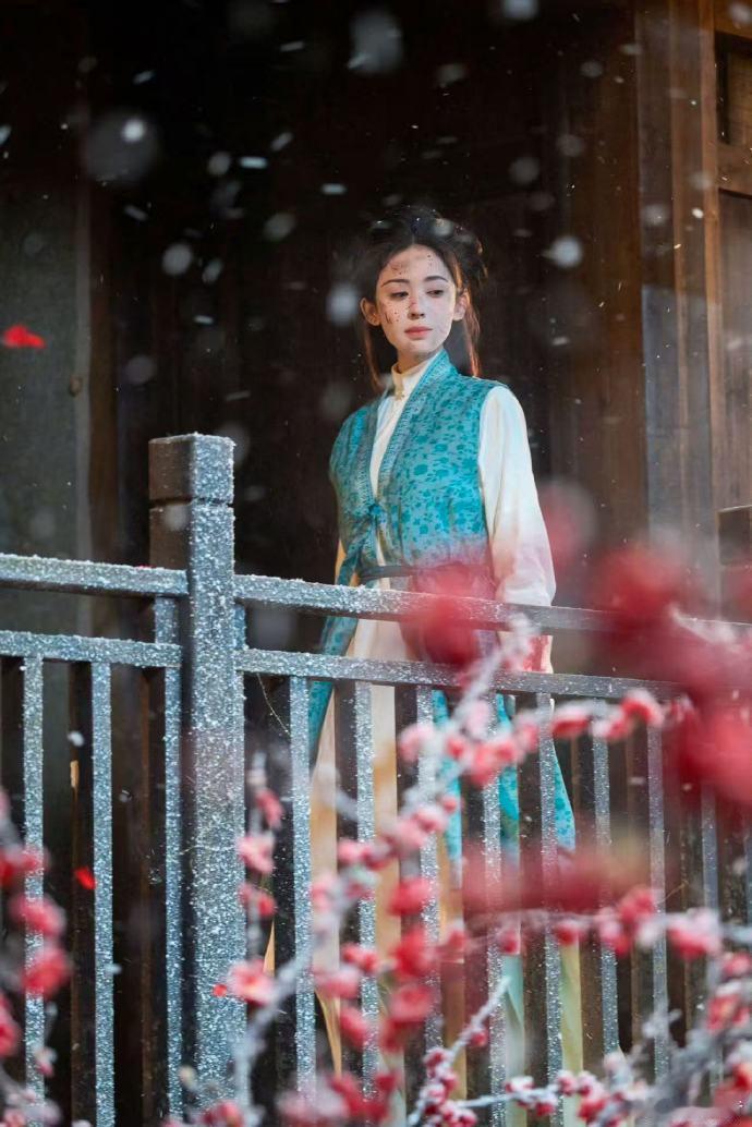 going人的事荣善宝顺手就做了 谁能顶住荣善宝的回眸啊！看到她回眸的瞬间直接垂