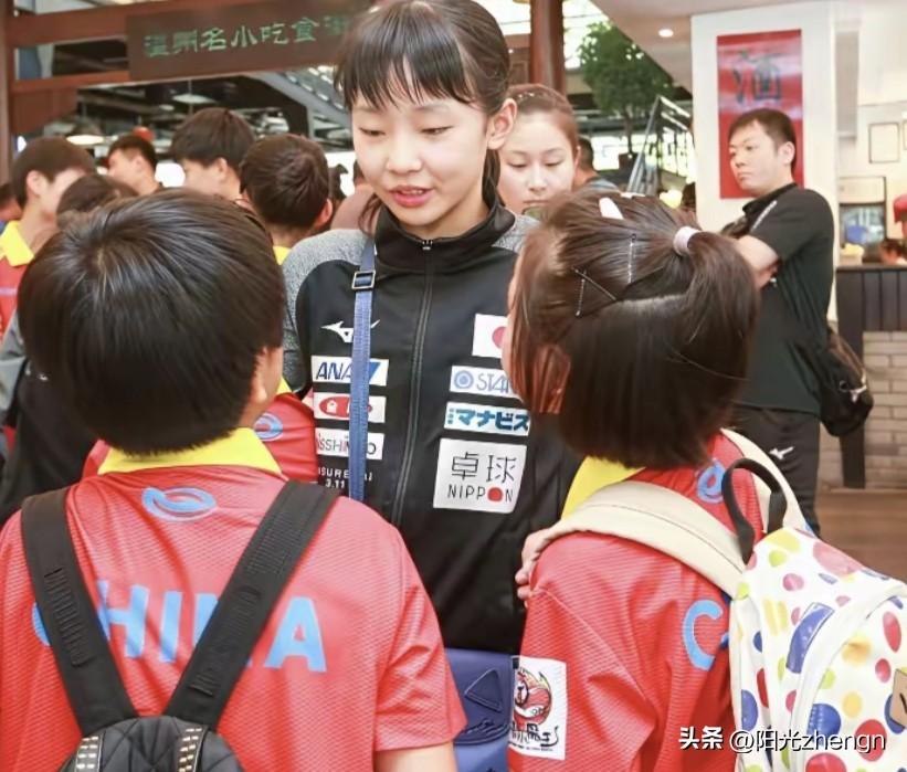 2019年温州乒乓球少儿比赛，11岁的张本美和来到中国，跟国内一批同龄的小乒乓球