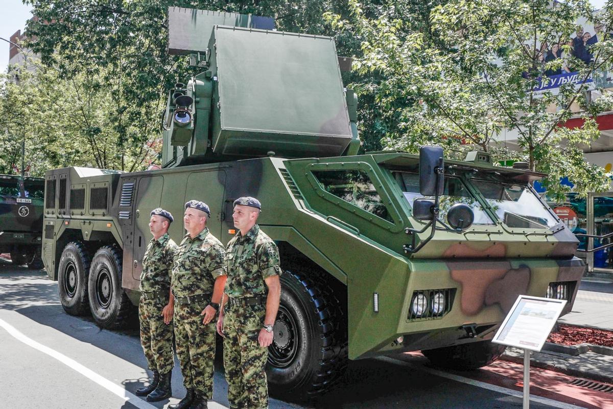 塞尔维亚一边买中国红旗九BE，一边接收法国阵风，这套“东防空、西空军”的组合，背
