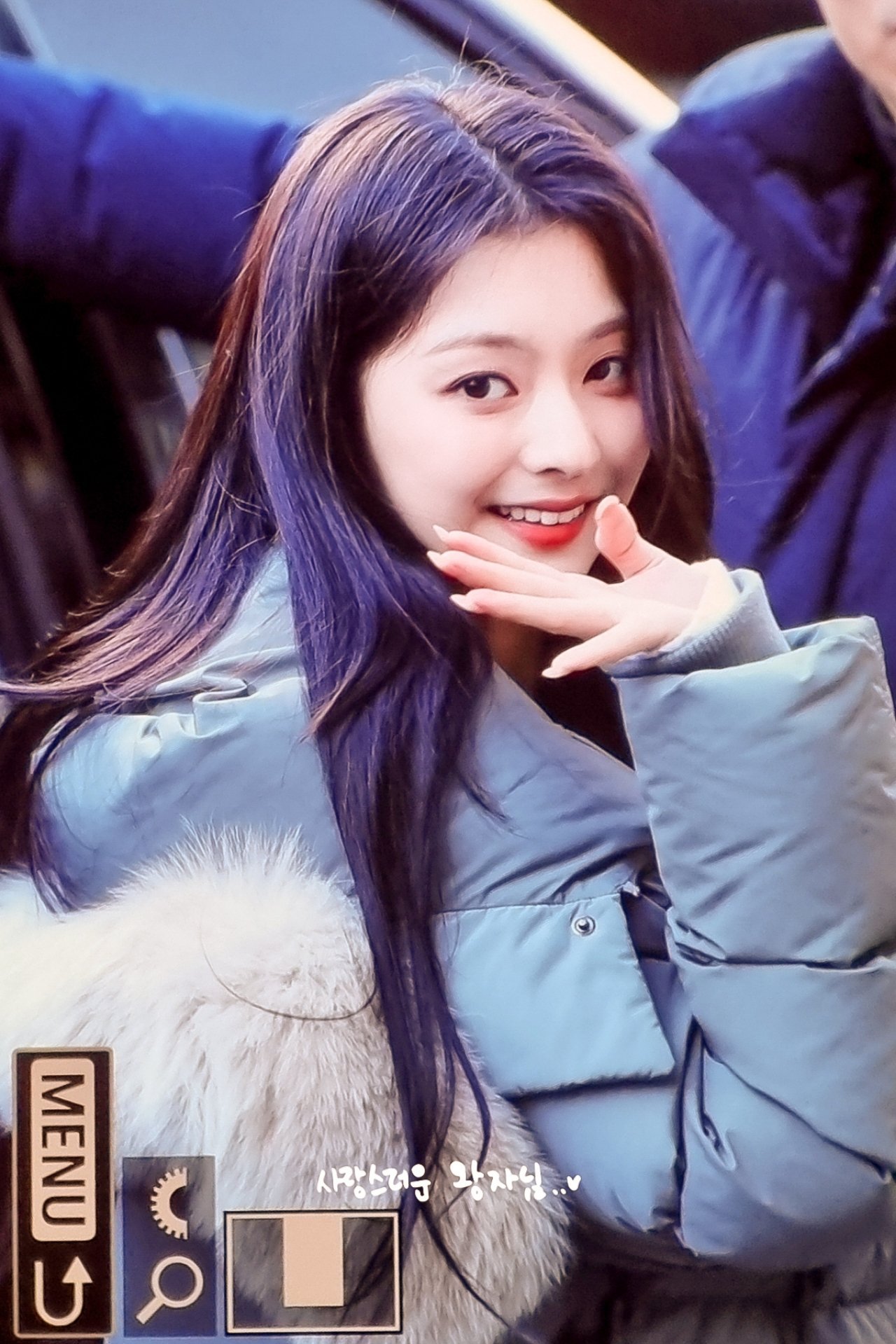 #李娜炅[超话]#🐣#蜜桃笑颜李娜炅# [图片]240112 WM台历签售 下