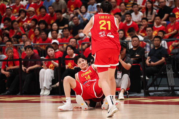杨舒予[超话]中国女篮vs日本女篮杨舒予 中国女篮热身赛三连胜小🐏杨舒予真拼！