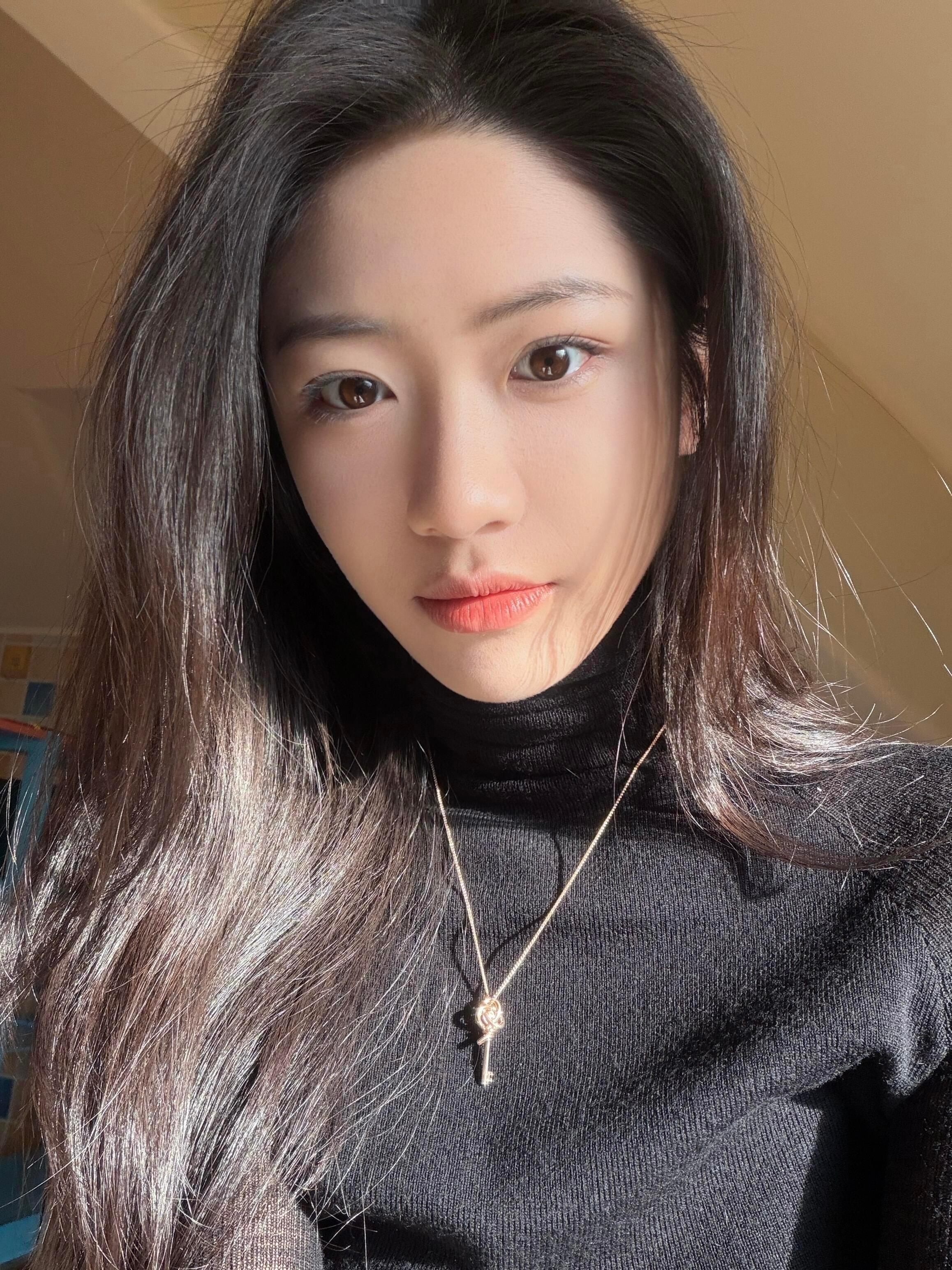 向涵之评论区 母女哪有隔夜仇 向涵之被曝与周奇恋情后社交平台更新动态。评论区的粉