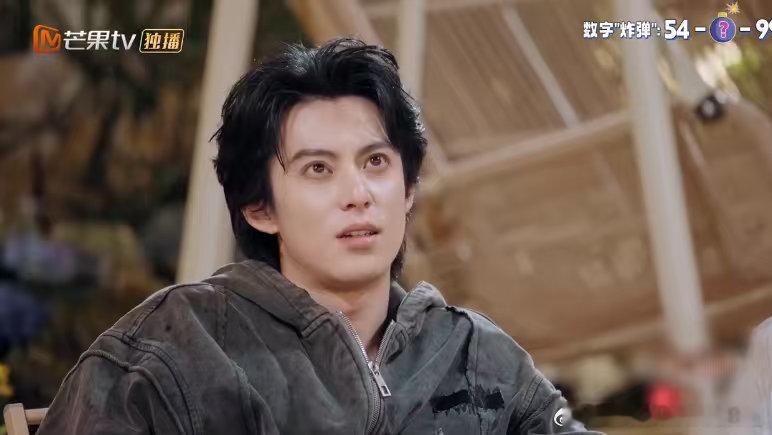 王鹤棣躲进何炅怀里 我们的宿舍 不得不说何老师安全感爆棚太圈粉！数字炸弹环节王星