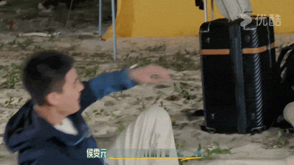 #欧豪真的是饿了什么都干得出来#人是铁饭是干，一顿不吃饿得慌，短暂的丢掉偶像包袱