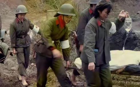 18岁战士双腿被炸碎，临终提出“非分要求”，女护士俯身含泪照办
1986年的老山