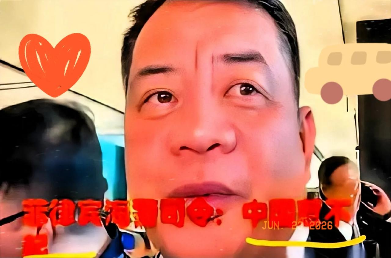 凌晨三点，仁爱礁海域执法探照灯亮起，现场画面让人深有感触。
此前面对菲方船只非法