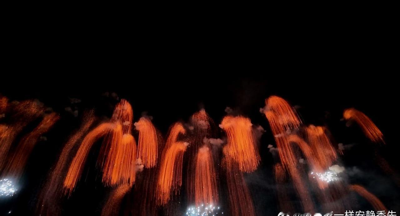 浏阳周末的焰火秀，庆泰烟花和中戏团队联手做的《心火·出彩》，湖南花炮连锁主办，焰