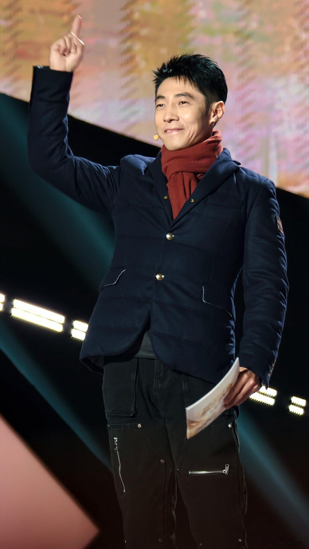 老板请看演唱会  小撒撒贝宁登场了不愧北大才子，和清华才子 一样帅，一样稳 