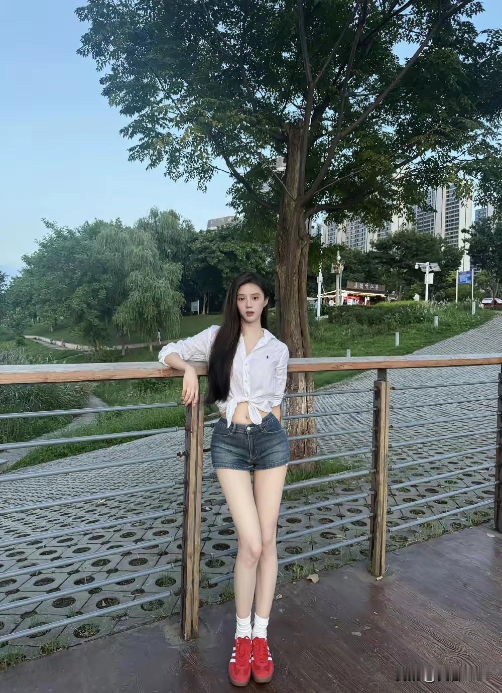 细高挑的美！
身材前挺后翘个子高是我心目中的女神！