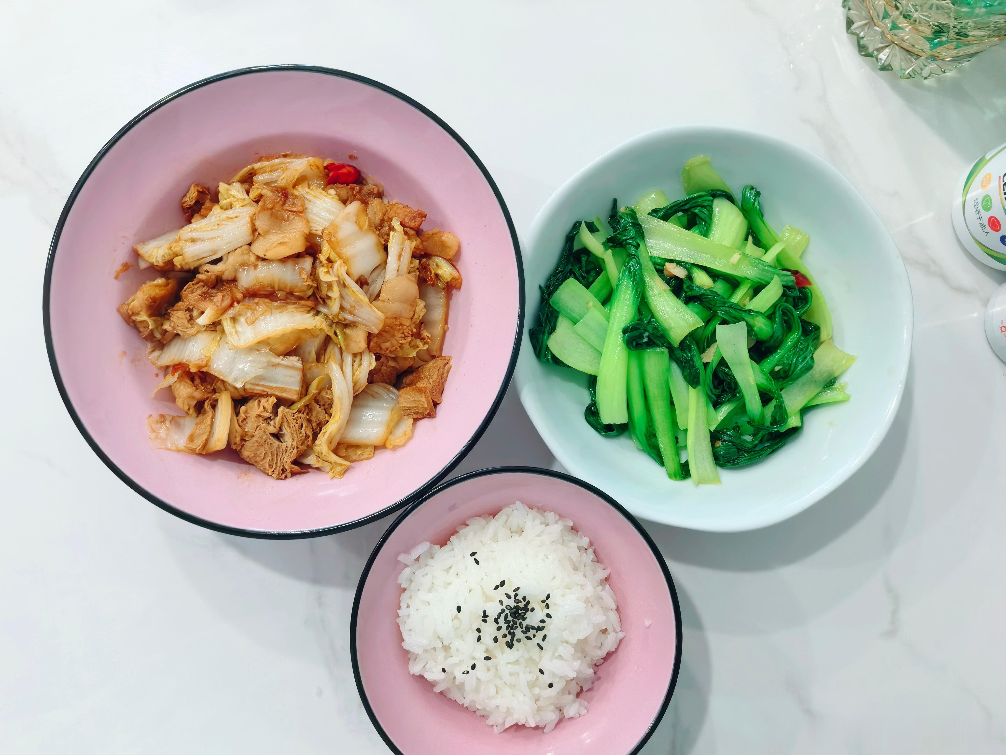 今日午餐 终于收拾完厨房躺下啦！今天也是简单的一荤一素两个菜配一碗米饭🍚。天热