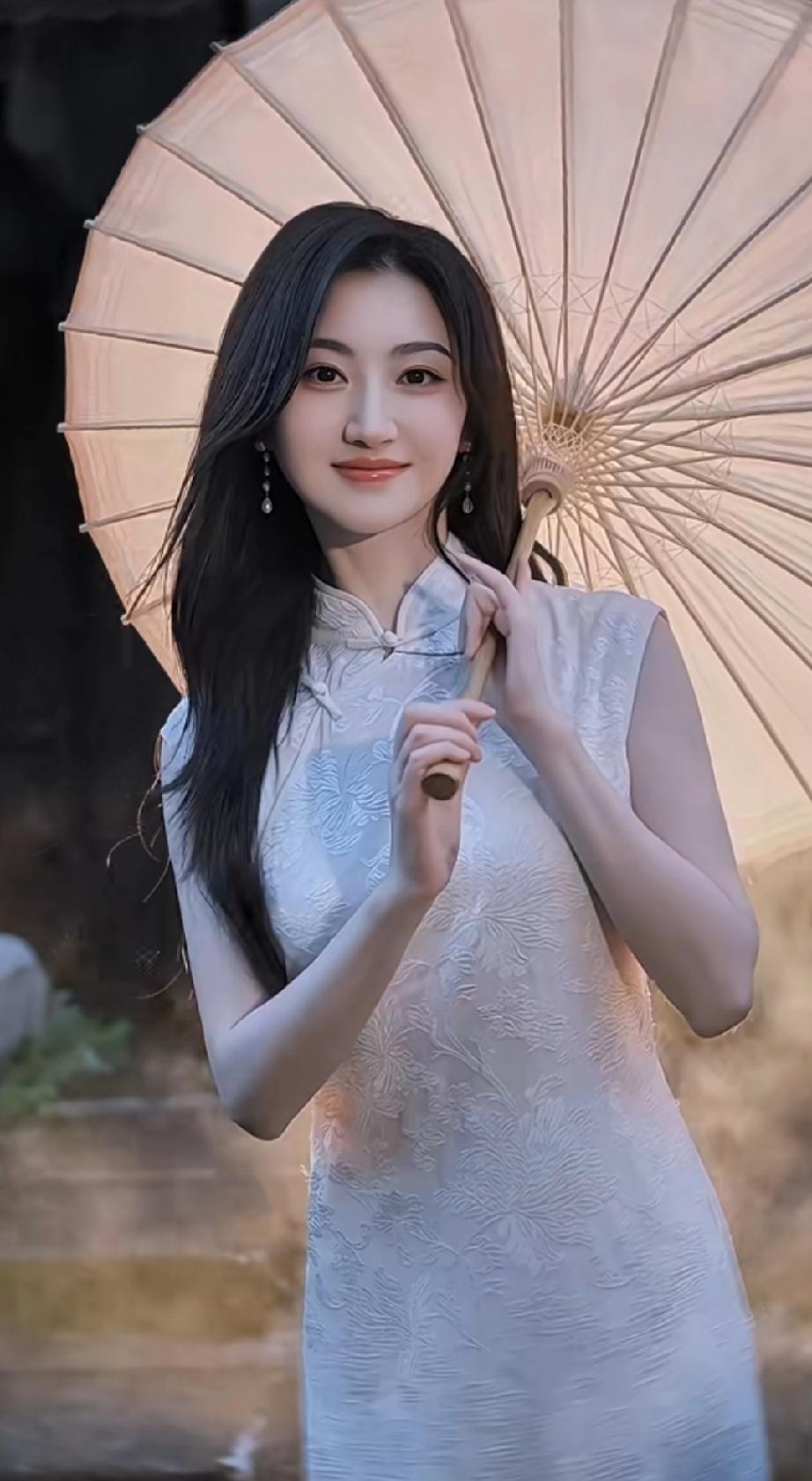 瓜主爆景甜家里给她安排相亲对象了

不过之前那段感情给她留下不小的阴影，她还得仔