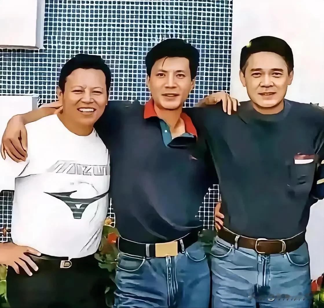 中间的是刘之冰icon气质儒雅沉稳，左边的男演员好像扮演过李逵icon，忘记他的