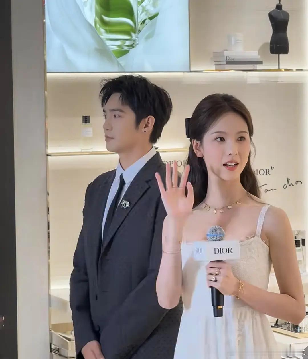 于适和陈都灵同框了，这么一看于适很高啊，嘟嘟168还穿那么高高跟鞋 ​​​