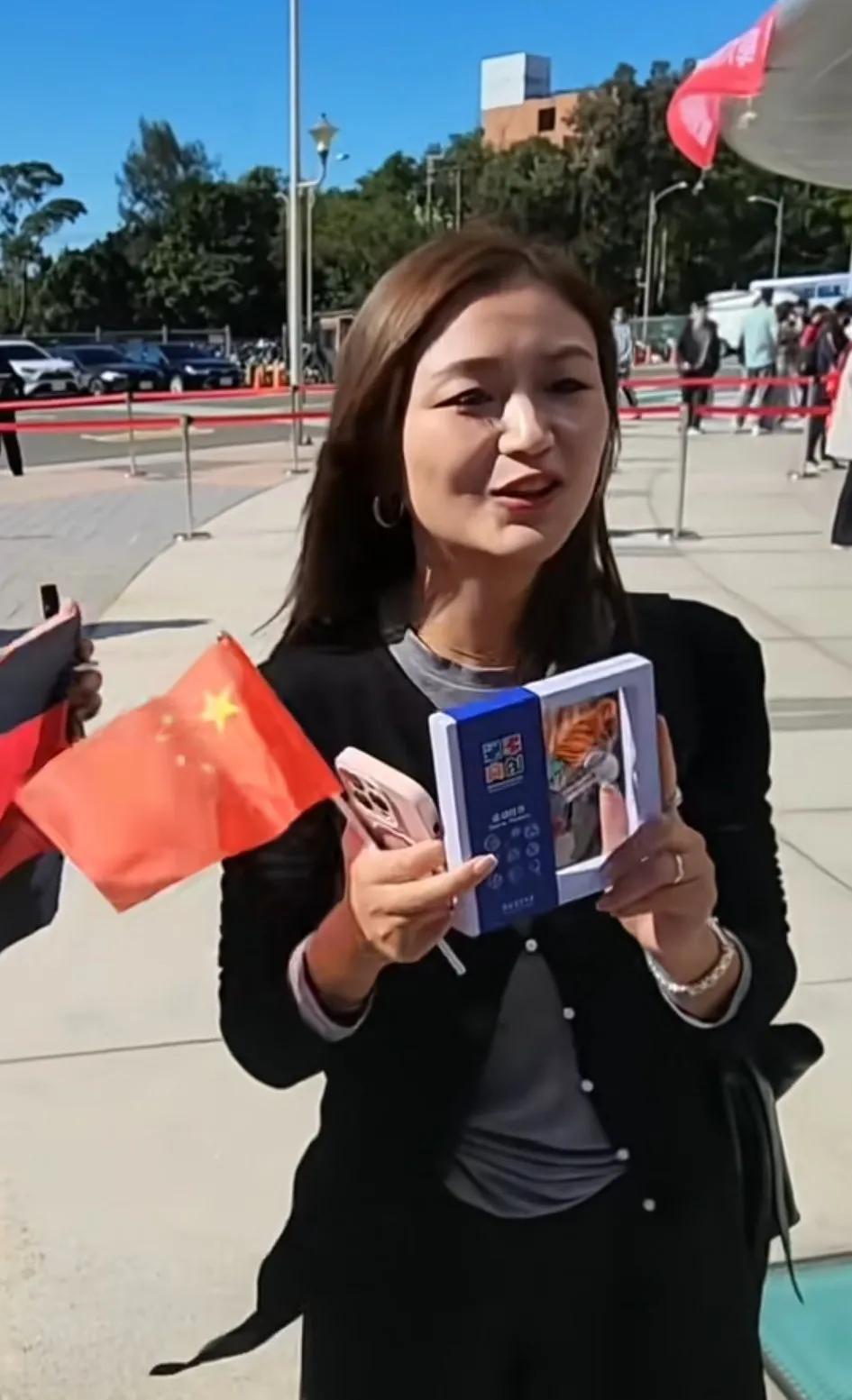 马龙下车给举国旗小姐姐送礼物，不知明天湾湾粉丝会不会每人举一面国旗。马龙看到这面