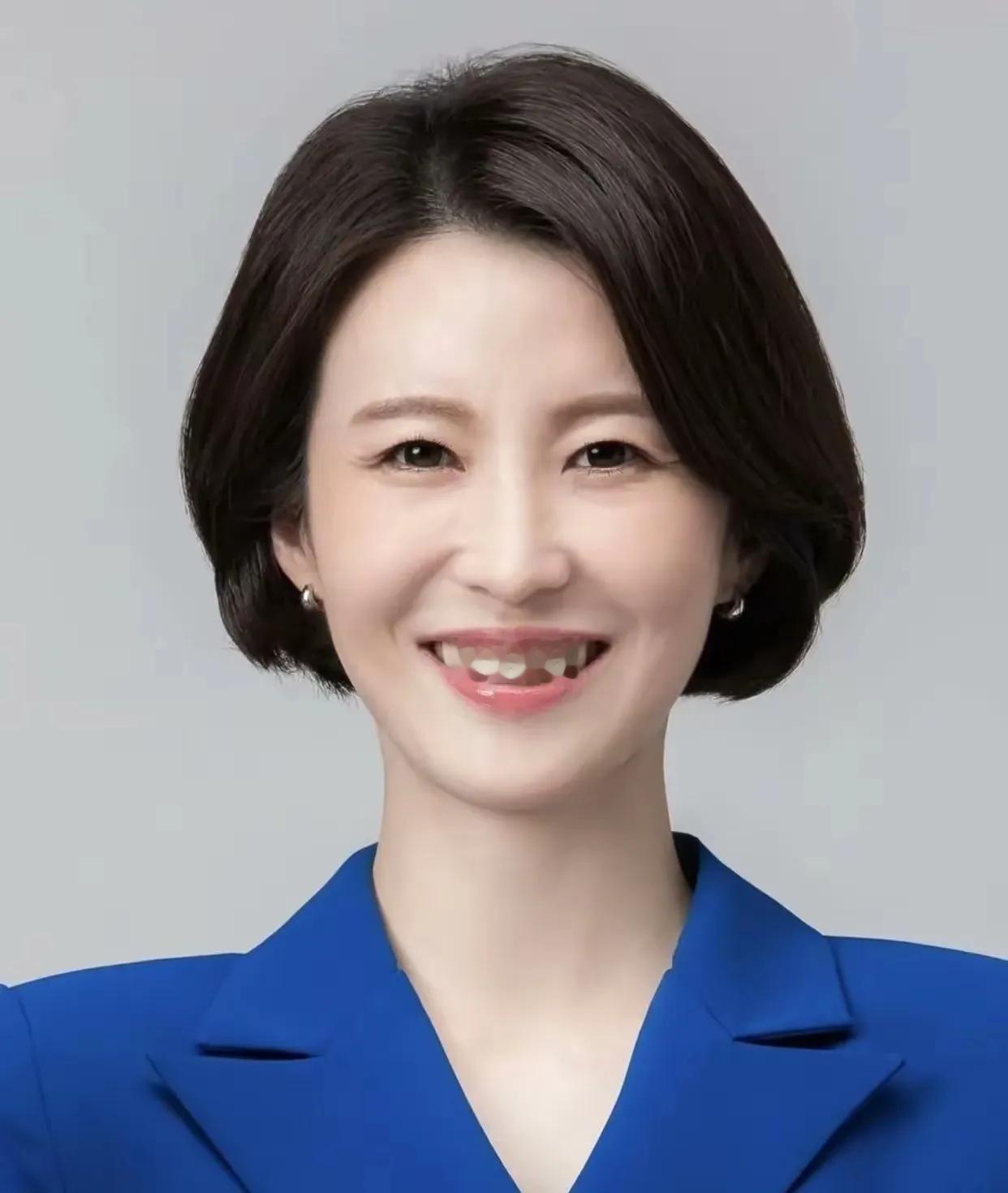 韩国政坛最近出了个狠角色！李在明当选总统的庆功宴上，有个穿藏蓝西装的姑娘被媒体镜