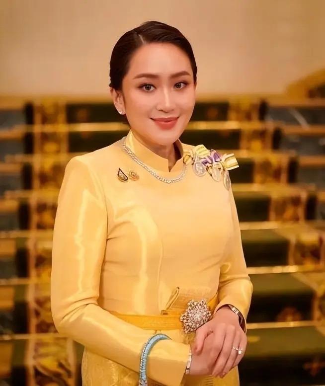 佩通坦缺乏历练，放在中国连村支书都没当过，就去当总理！