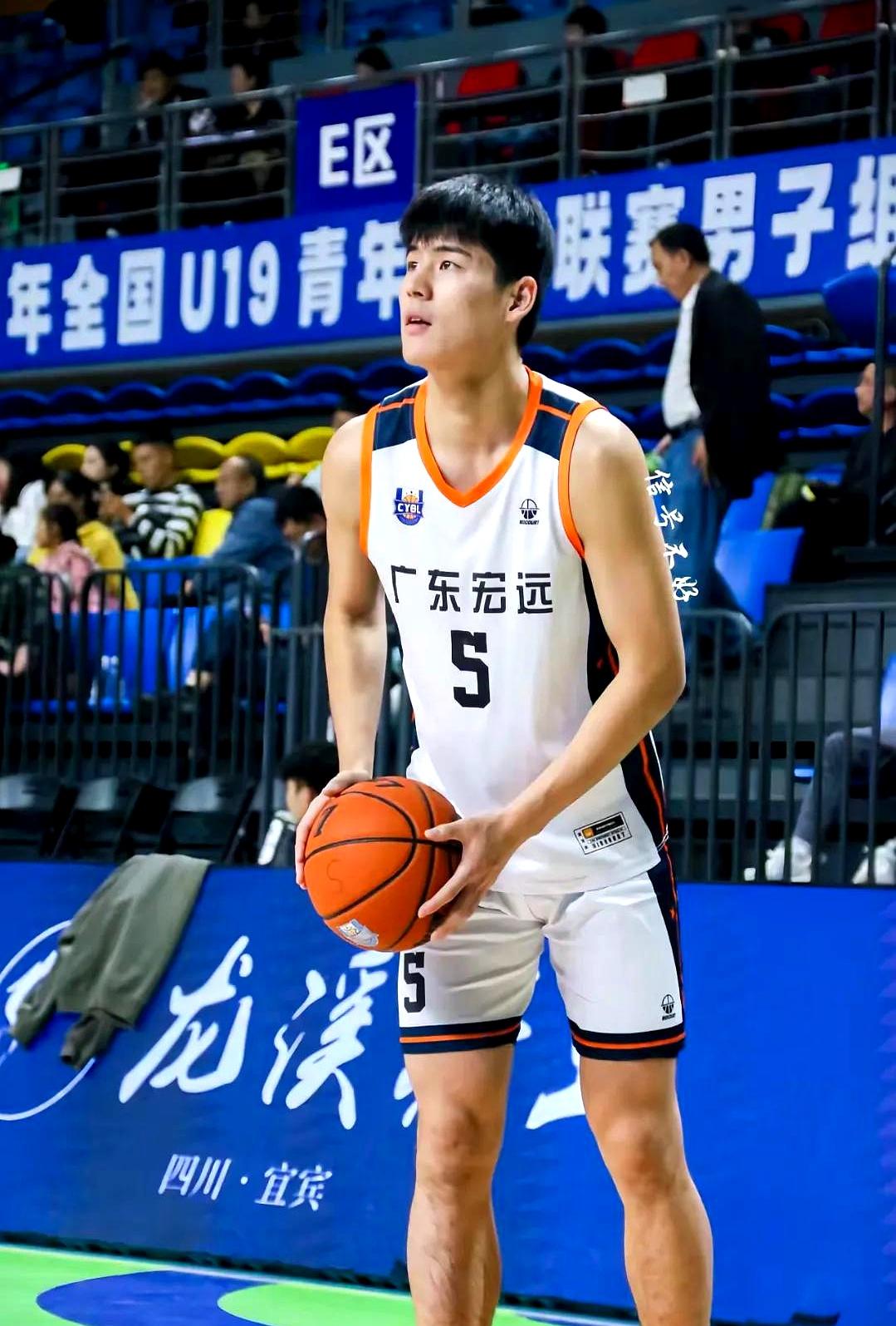 陈家政到底是怎么签来广东队的？这也太厉害了吧！
 

他比广东青训的王洪泽、杨溢