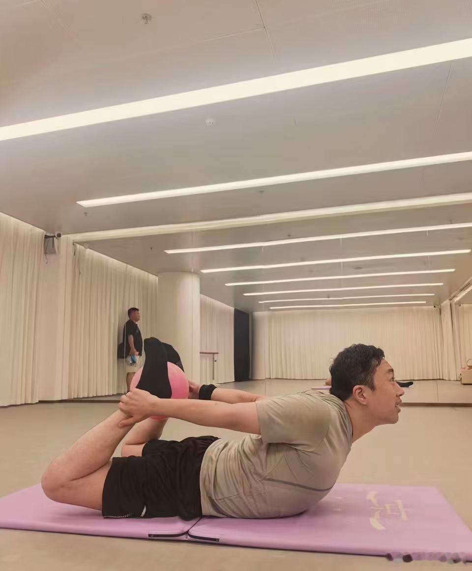 于正上拉伸课于正上拉伸课。于正无愧便是心安