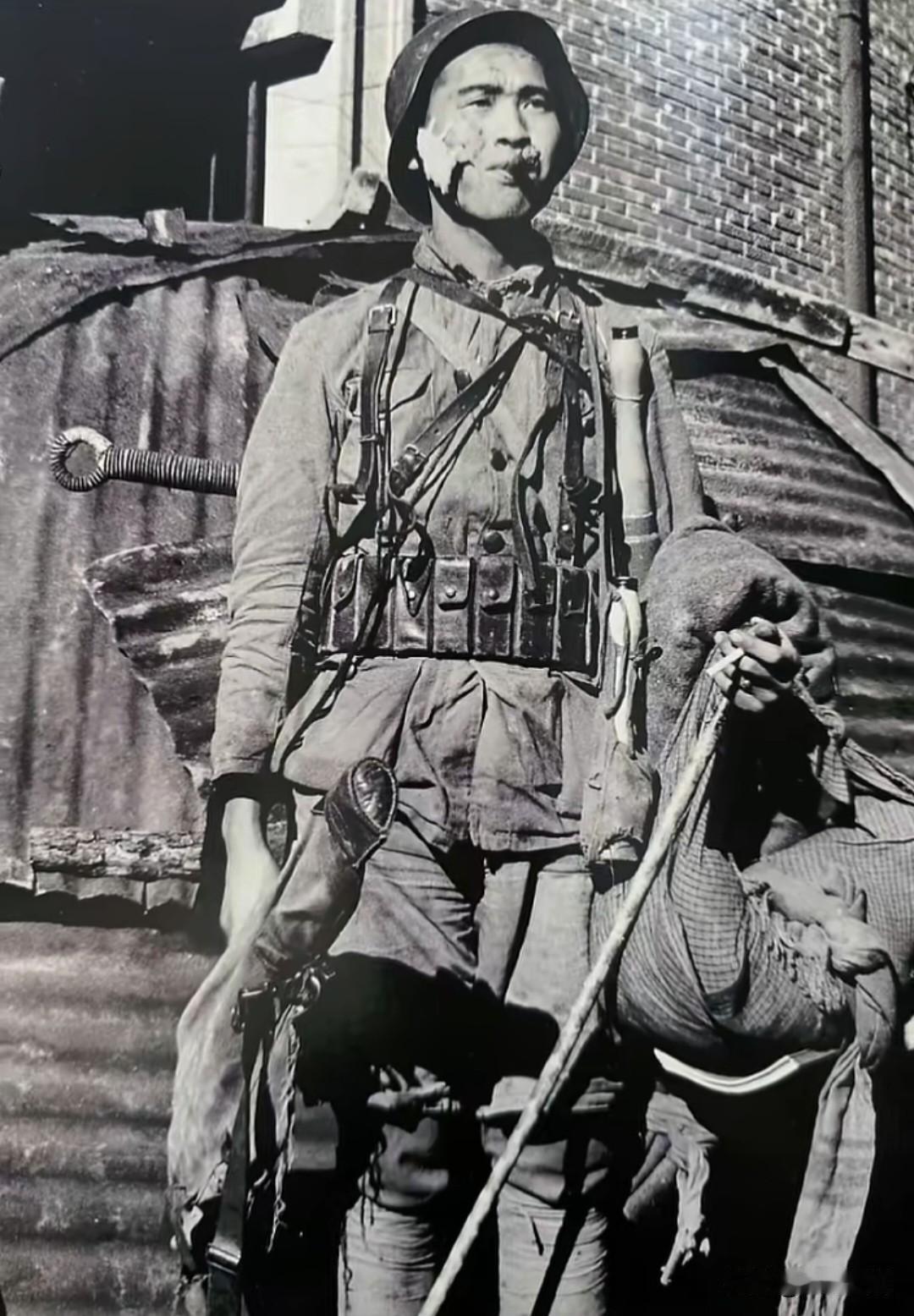 1937年淞沪会战时一名中国军人的真实形象，只见他头戴德式M35钢盔，脸颊处已经