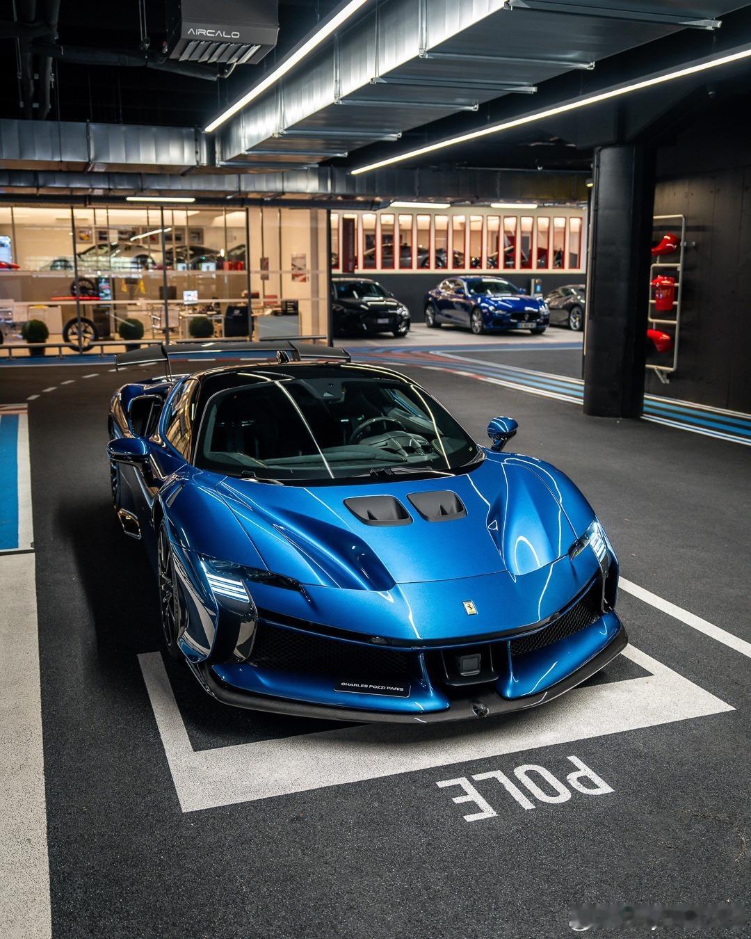 外观配色为Blu Nart，外观方面选择了碳纤维轮毂，内饰方面，Nero Alc