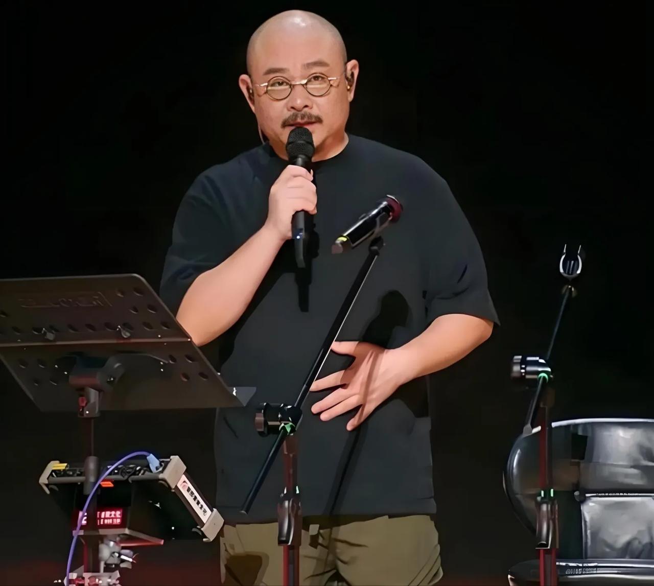 他的歌，是刻进几代人记忆的旋律。《2002年的第一场雪》火遍大街小巷，专辑销量创