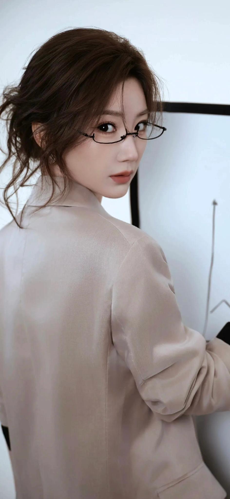 [玫瑰]毛晓彤[玫瑰]，长着纯真的脸，却扮演着职场小秘书，
这种反差感，还是会让