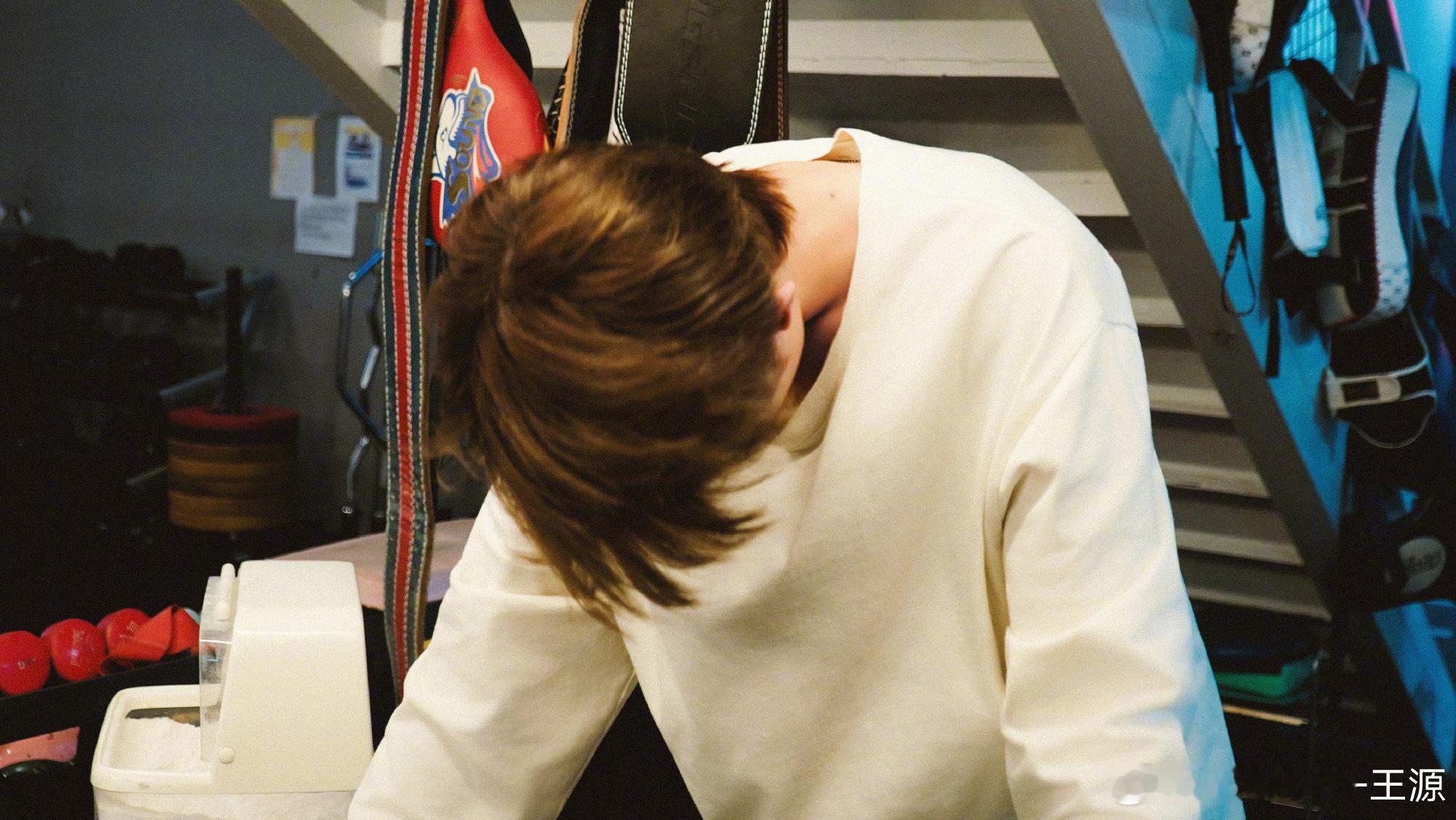 王源的主线任务 王源男友视角报备日常 收到源哥的男友视角日常报备啦，认真专注又自