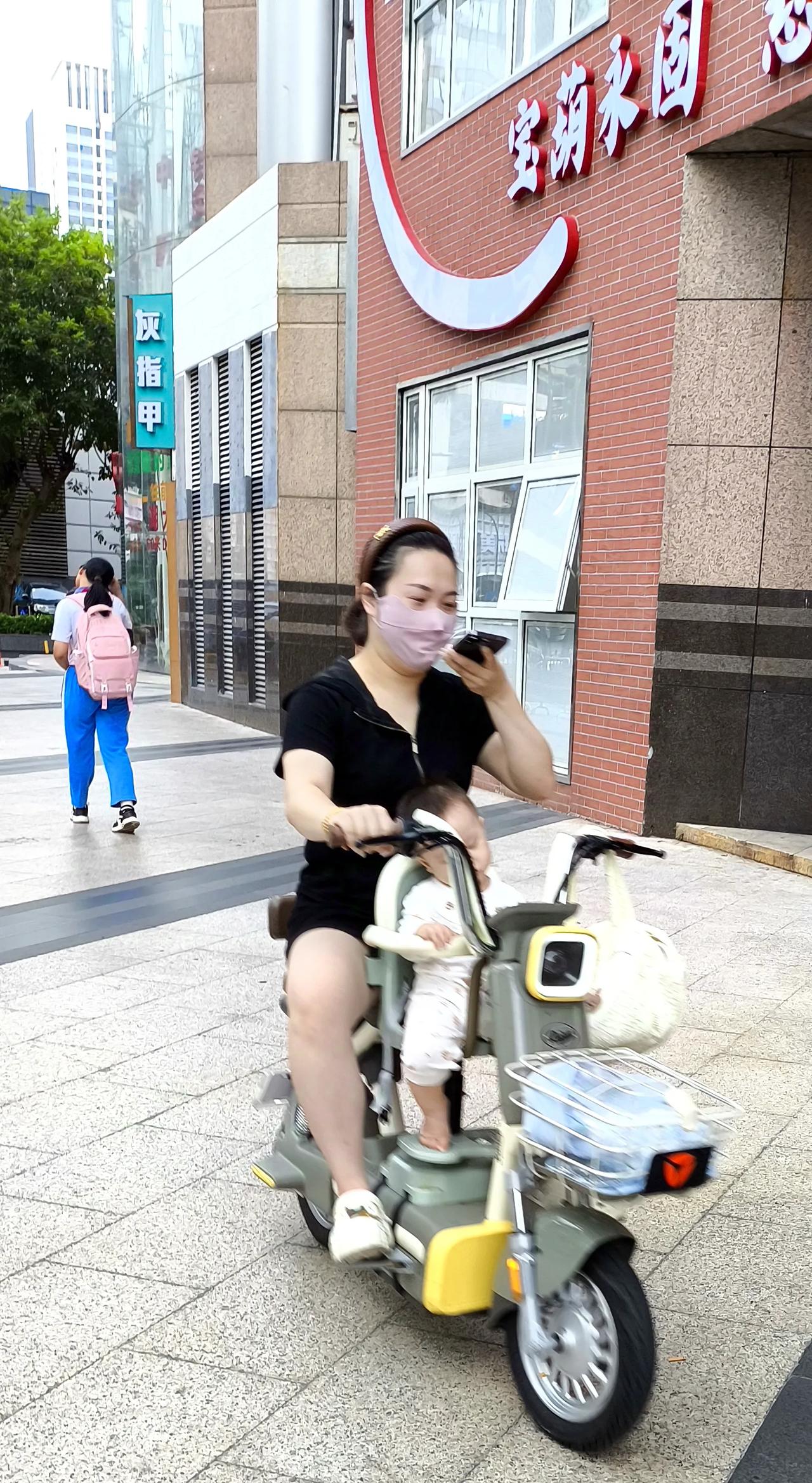 阿弥陀佛🙏
带着一个睡着的孩子
这样骑车
能安心吗[笑哭]