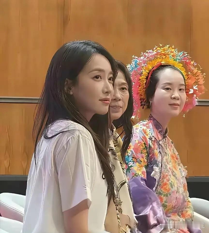 不得不说，朱珠这就是传说中的桃花眼吧？ 