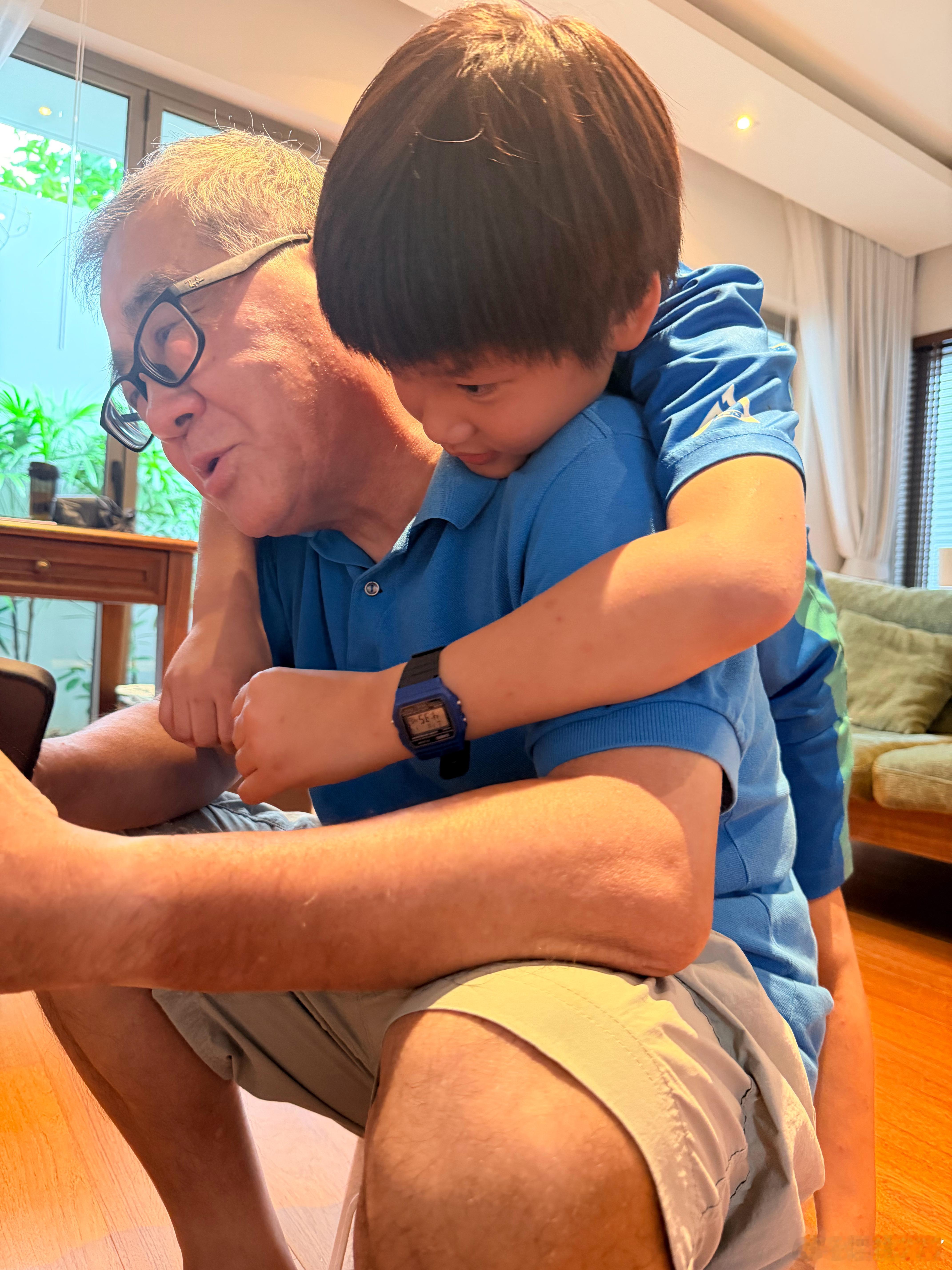 “外公你们要回去啦？”“是啊，你会想我吗？”“🙊”“不说的话下次可没礼物了！”