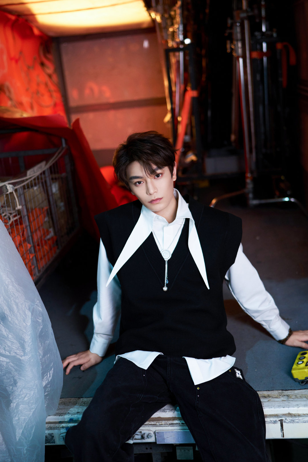 丁禹兮｜品牌活动造型出图，黑色针织背心搭配白衬衫，佩戴圆盘吊坠珠宝，时尚摩登，潮