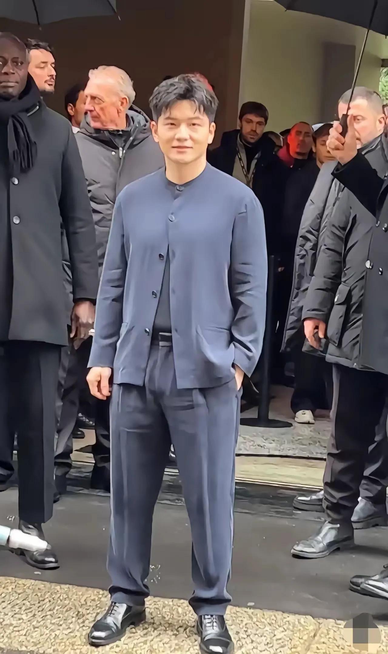 樊振东不仅是冠军，还是帅哥，你看这些外国友人都对他刮目相看，频频给他照相问好，一