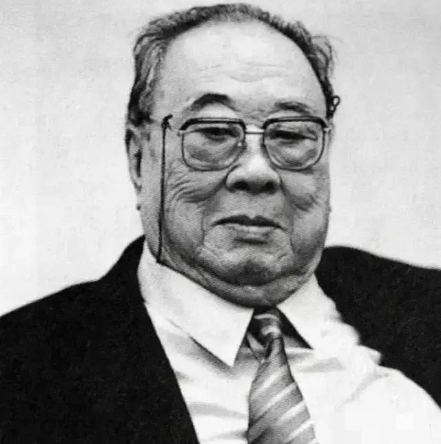 1959年9月，人民大会堂提前竣工，在落成庆功宴上，周总理向总建筑师张镈敬酒，说