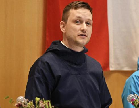 【特朗普威胁接管格陵兰 当地官员怒斥：适可而止，放弃吞并幻想】刚从委内瑞拉军事行