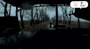 坦克打无人机。一架乌军穿越机沿着道路冲击，俄军布里亚特坦克兵眼看躲无可躲，一炮打