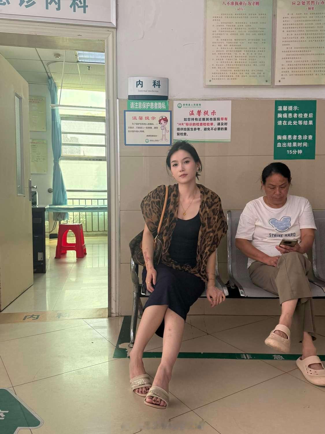 在医院挂号遇见的，真的好喜欢这样的，该怎么上去搭讪显得我成熟稳重一点了？ 