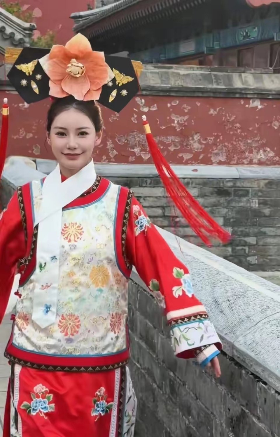 马筱梅穿旗装戴旗头，看起来心情很好拍了很多照片 