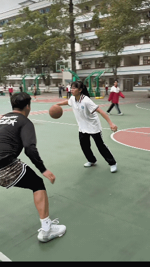 这个小女孩是未来女篮国家队主力得分后卫的潜在人选啊，打球真的太厉害了，她的很多动