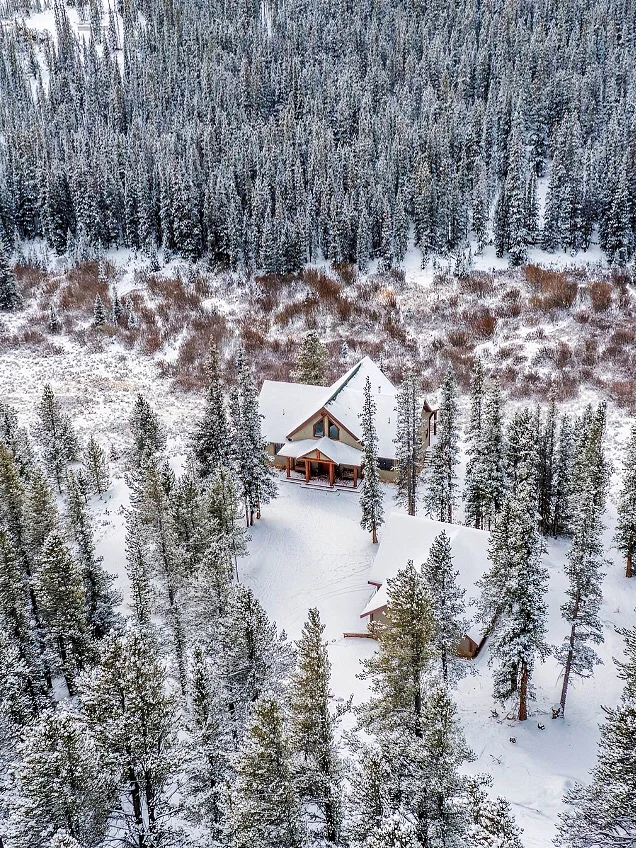 美国民宿🪵住进山间森林 享10亩私人林地