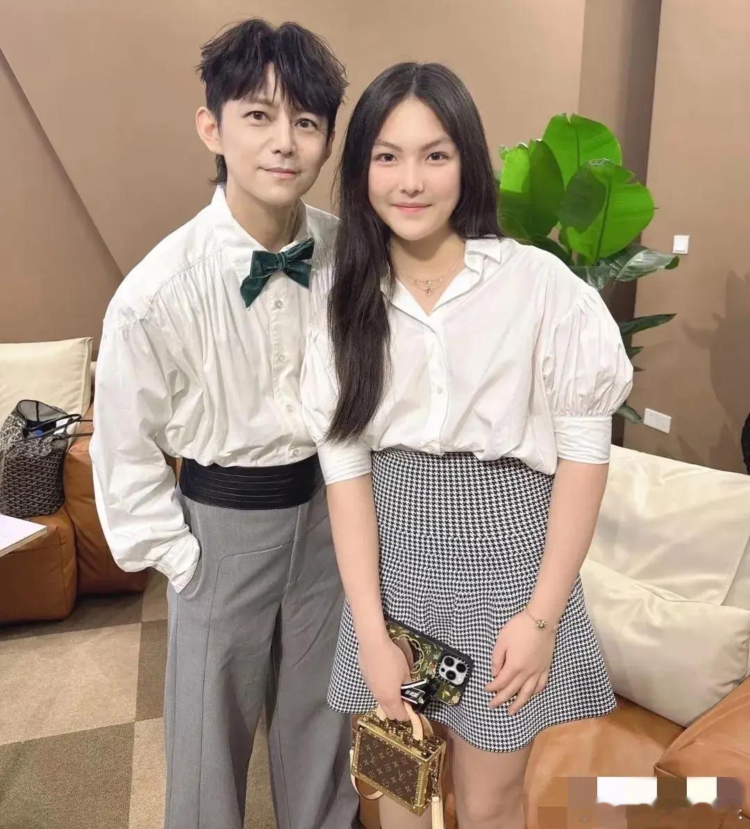 在芒果台演播大厅里，李湘带着她的女儿王诗龄一同亮相。这个14岁的小女孩，手提着一