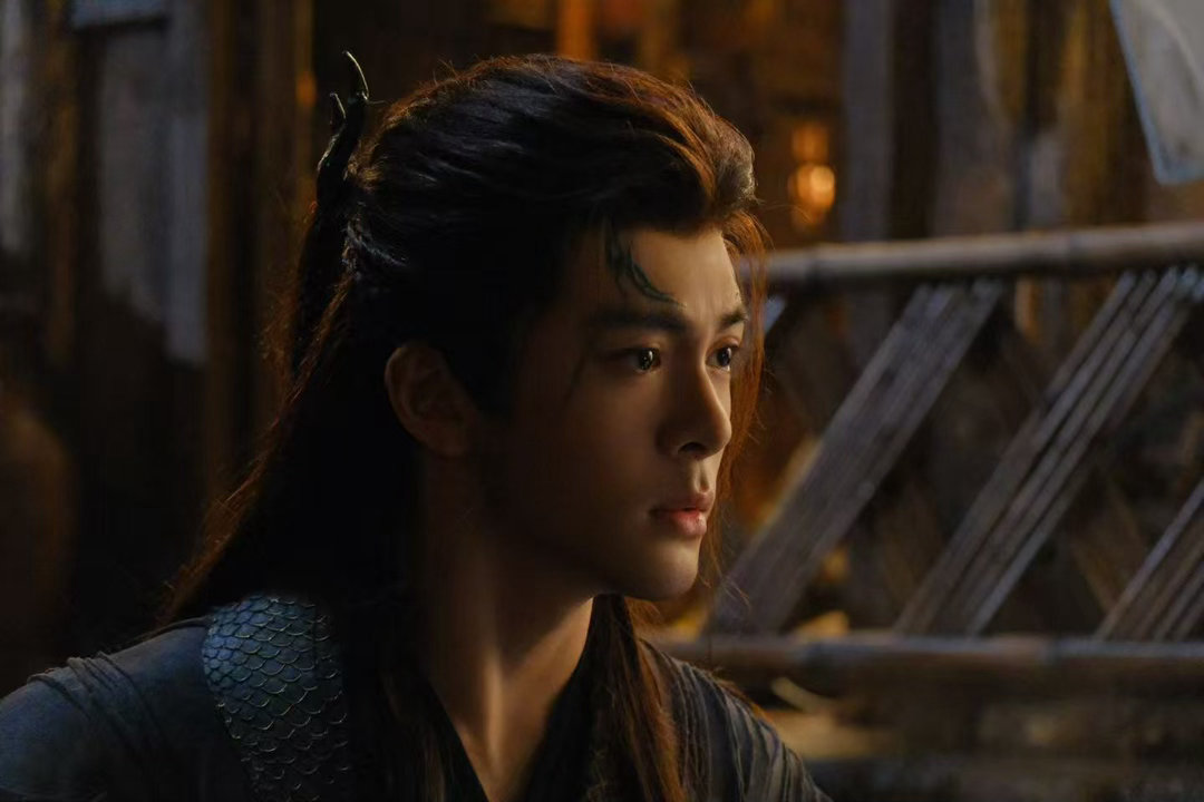 曾舜晞月鳞绮纪有效剧播曾舜晞演技扎实沉稳，打戏利落飒爽，在全员高颜值阵容里依旧凭