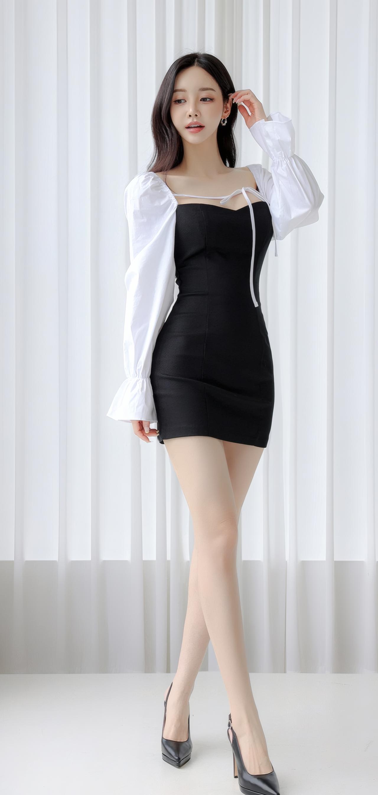 优雅黑裙搭配白衬衫，尽显都市女性魅力！