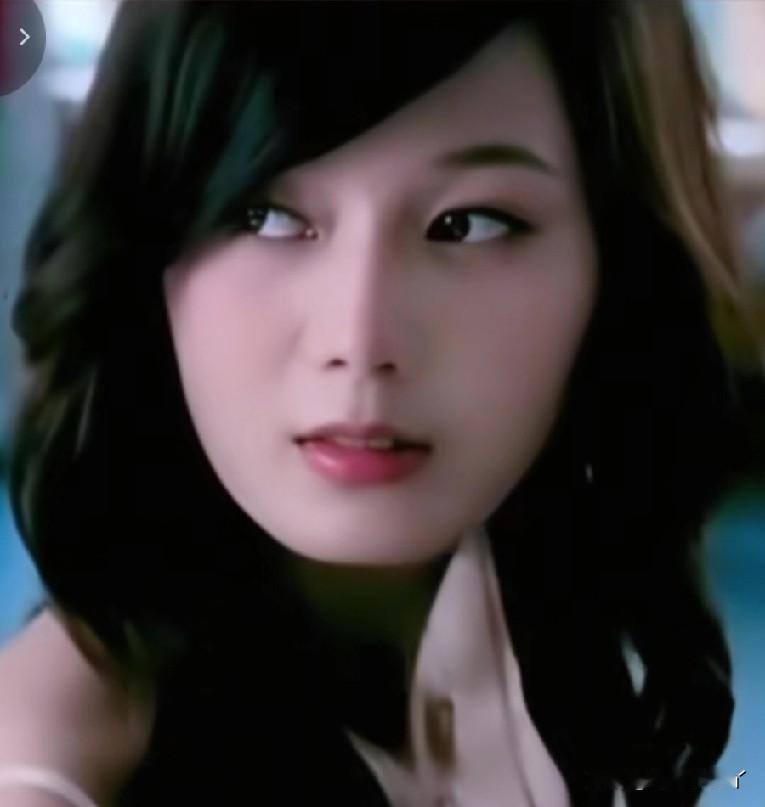 看到《早春晴朗》里的彭杨饰演的Tracy，真的刷新了我对职场女高管的认知，之前看