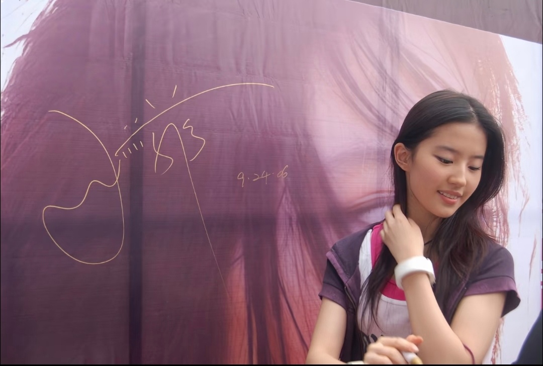 20年前签售会的刘亦菲，此女怎么每个阶段都美得惊人刘亦菲