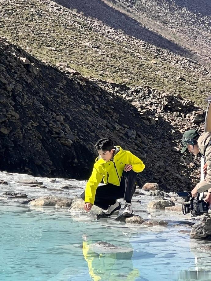 王星越爬山偶遇图破万了全网都在偶遇王星越骑马爬山 爬山的精力真的是太强了呀，不得