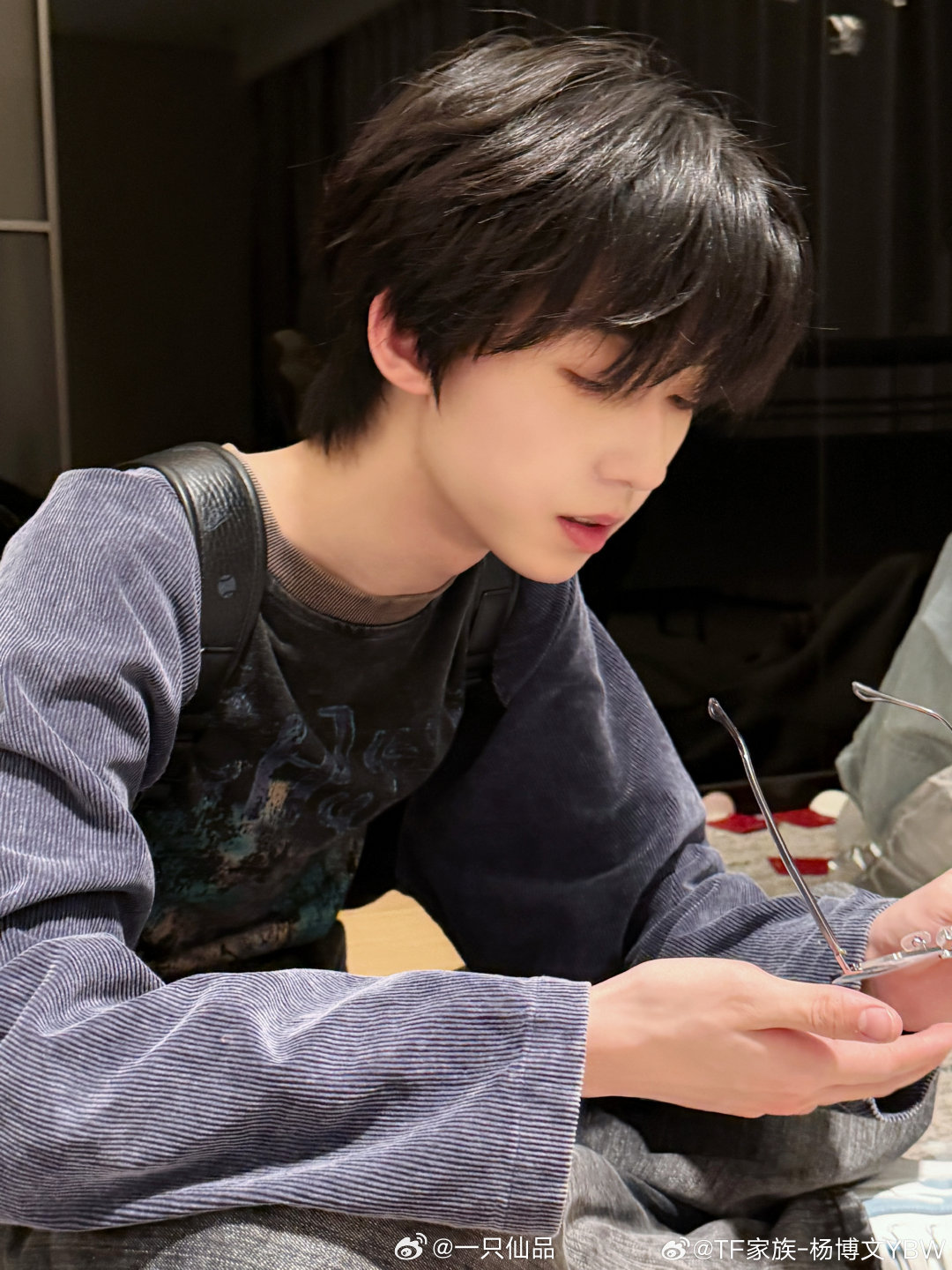 杨博文一个多月前的古早照片，可太权威了杨博文带上眼镜是学霸，摘下眼镜就是舞台上的