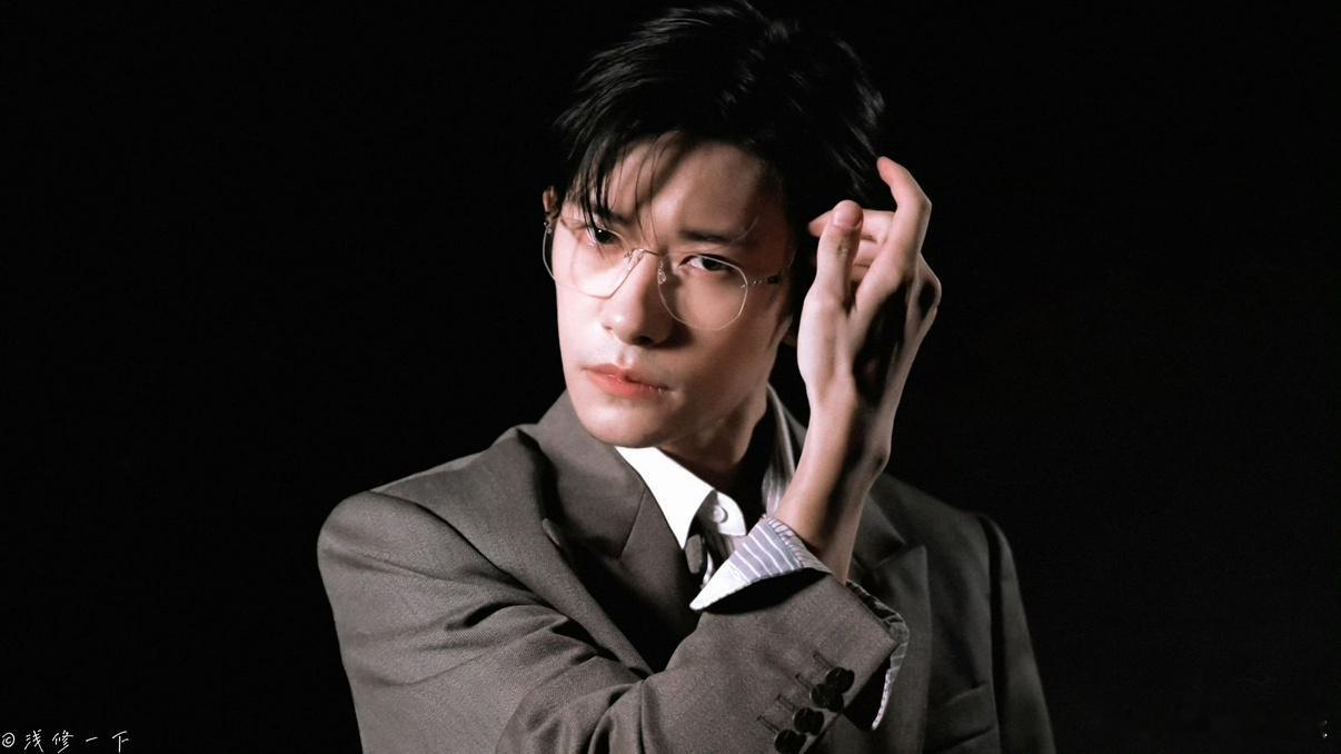 易烊千玺小网站是他看世界的样子很喜欢小网站这种松弛感，没有精致打磨的物料，没有商