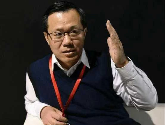 卓伟出手基本是实锤只抛悬念、不点真名、不提供证据的“谜语式”操作，被广泛质疑是利