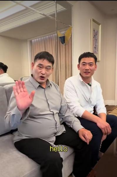 大衣哥朱之文拍摄视频开头用英文和粉丝们问好，同时相约6月28号相约山东烟台招远小